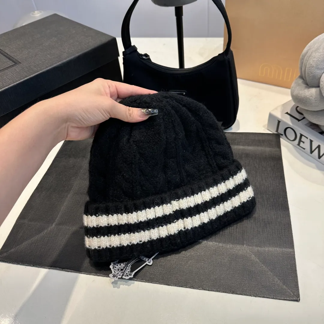 P56 Crow Heart Autumn and Winter Wool Knitted Beanie This must be a favorite of minimalism. It is clean, neat, fashionable and versatile, and will definitely not be picky about your face shape! A fashionable classic that lasts forever! Fashionable black and white can be purchased together!